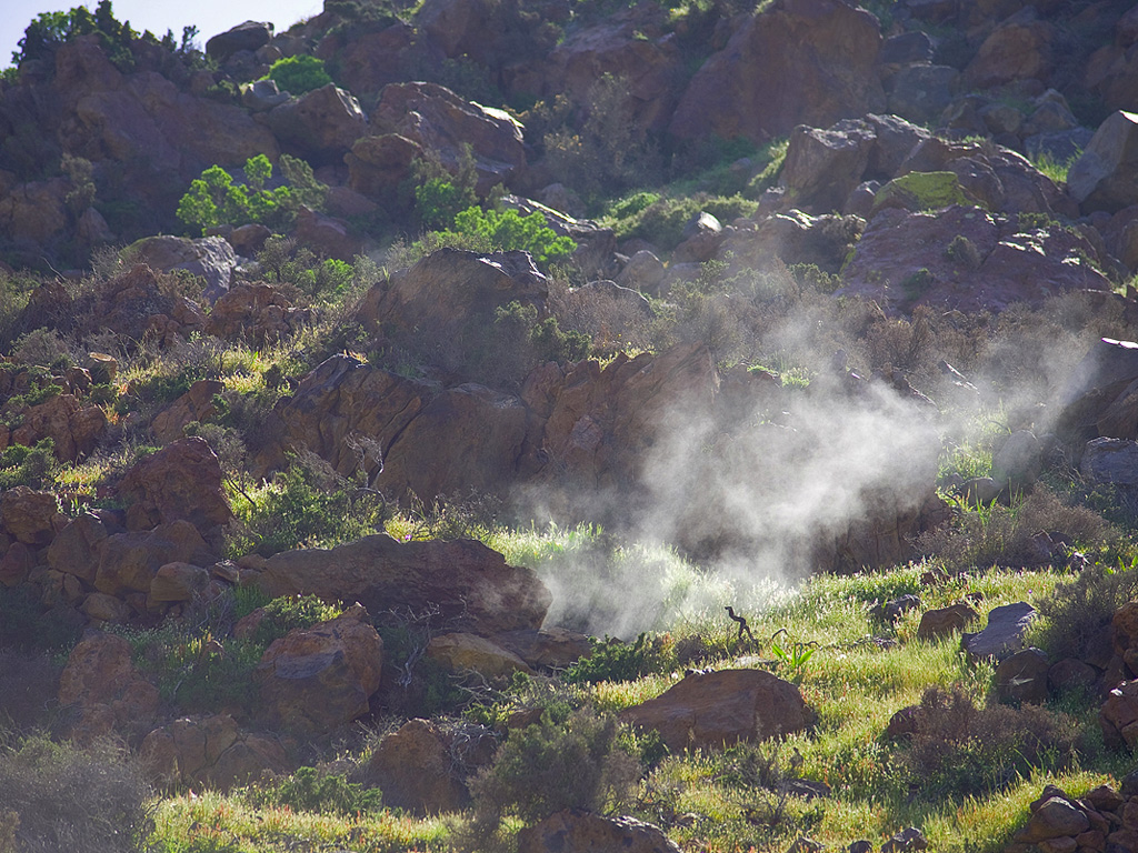 Smoking fumarole at the western edge of the Nisyros caldera. (Photo: Tobias Schorr)