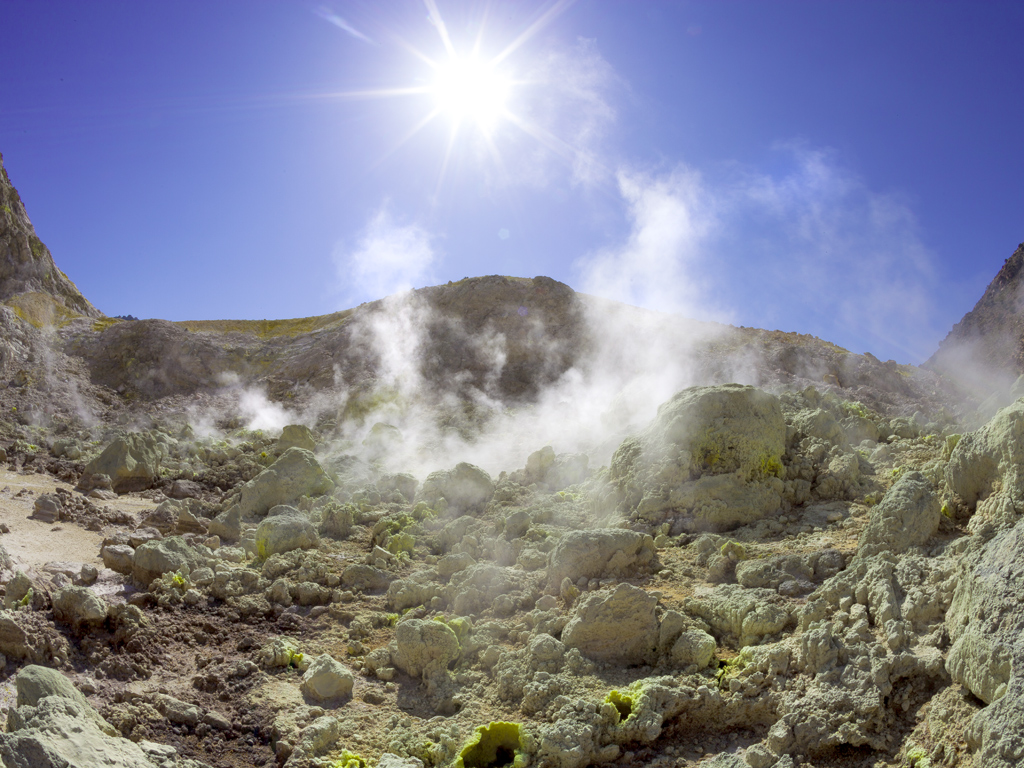 Fumaroles in the Polyvotis crater. (Photo: Tobias Schorr)
