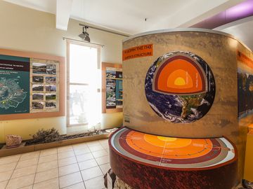 In the volcanological museum of Nikia you will find everything that is important to know about volcanism. (Photo: Tobias Schorr)